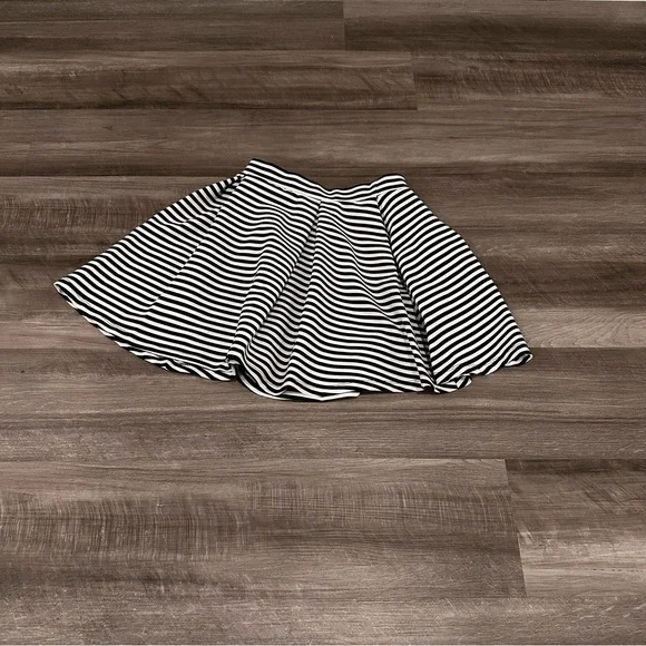 Forever 21 Skirts Striped Black And White Pleated Mini Skirt